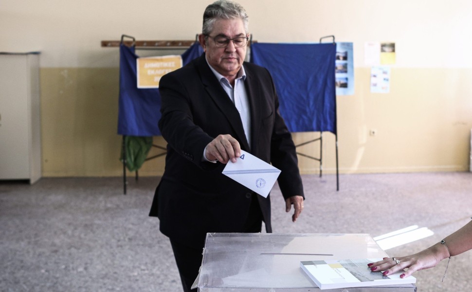 Ψηφοφορία για τον δεύτερο γύρο των αυτοδιοικητικών εκλογών από τον Γενικό Γραμματέα της Κεντρικής Επιτροπής του ΚΚΕ Δημήτρη Κουτσούμπα, Κυριακή 15 Οκτωβρίου 2023. 
(ΒΑΣΙΛΗΣ ΡΕΜΠΑΠΗΣ/EUROKINISSI)
