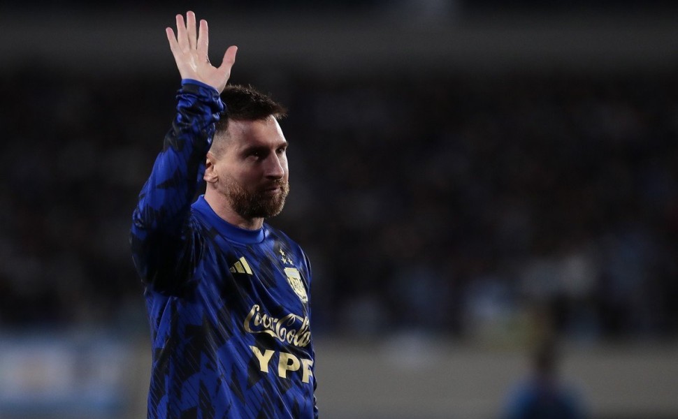 epa10847557 Lionel Messi of Argentina waves to the stands during a 2026 FIFA World Cup qualification soccer match between Argentina and Ecuador at Mas Monumental stadium in Buenos Aires, Argentina, 07 September 2023.  EPA/Juan Ignacio Roncoroni