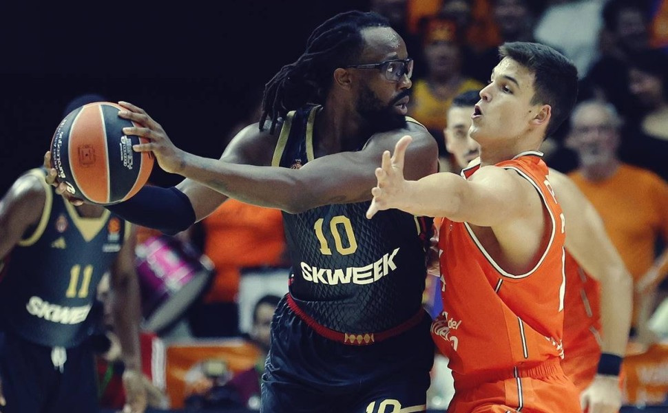 epa10904280 Valencia's Jaime Pradilla (R) in action against Monaco's John Brown III (L) during the Euroleague basketball match between Valencia Basket and AS Monaco, in Valencia, eastern Spain, 06 October 2023.  EPA/Miguel Angel Polo