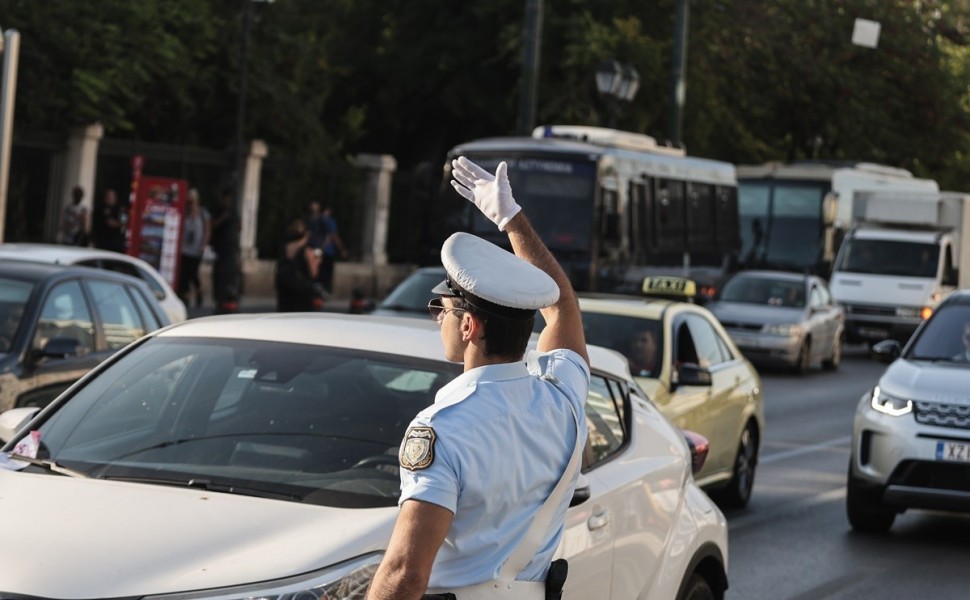 Τροχονόμος ρυθμίζει την κυκλοφορία στο κέντρο της Αθήνας, Πέμπτη 21 Σεπτεμβρίου 2023. 
(ΓΙΩΡΓΟΣ ΚΟΝΤΑΡΙΝΗΣ/EUROKINISSI)
