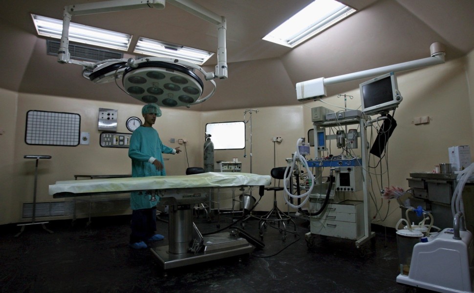 Χειρουργείο σε νοσοκομείο της Γάζας / EPA-MOHAMMED SABER
