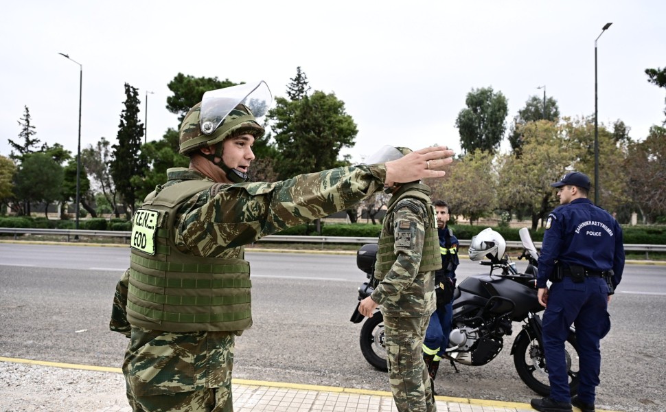 Άνδρες του ΤΕΝΞ μαζί με αστυνομικούς στην επιχείρηση απομάκρυνσης βόμβας / Eurokinissi