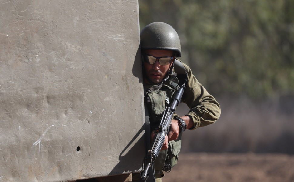 Ισραηλινός στρατιώτης με το δάχτυλο στη σκανδάλη/φωτό EPA