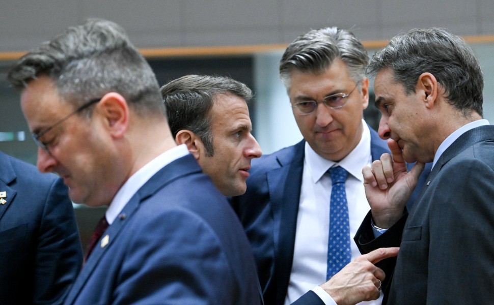 Εμάνουελ Μακρόν και Κυριάκος Μητσοτάκης συζητούν κατά τη διάρκεια της Συνόδου Κορυφής/φωτό eurokinissi
