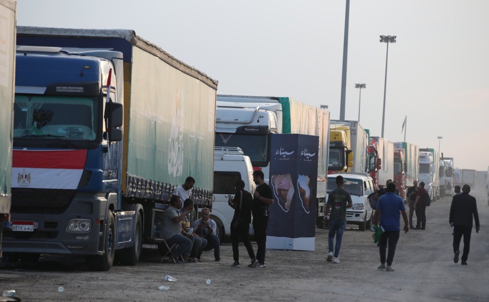 Φορτηγά με ανθρωπιστική βοήθεια έξω από το πέρασμα της Ράφα / ΑΠΕ-ΜΠΕ