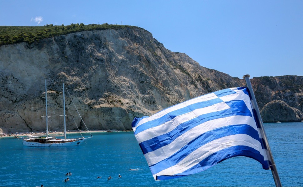 Ελληνική σημαία στο Αιγαίο (Intime)