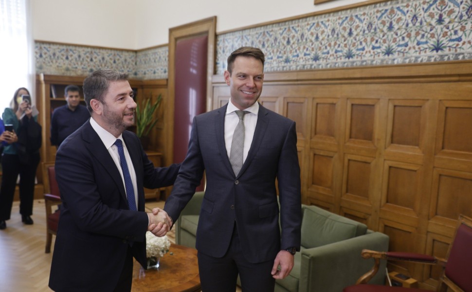 Ο Νίκος Ανδρουλάκης υποδέχεται τον Στέφανο Κασσελάκη στο γραφείο του στη Βουλή (Eurokinissi)