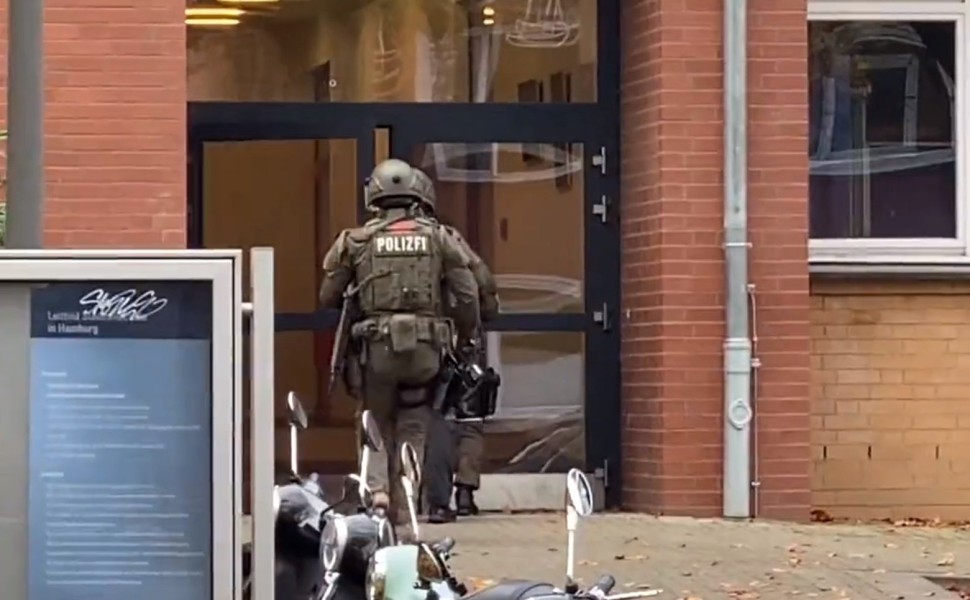 Η έφοδος της αστυνομίας στο σχολείο στο Αμβούργο / Twitter (X)