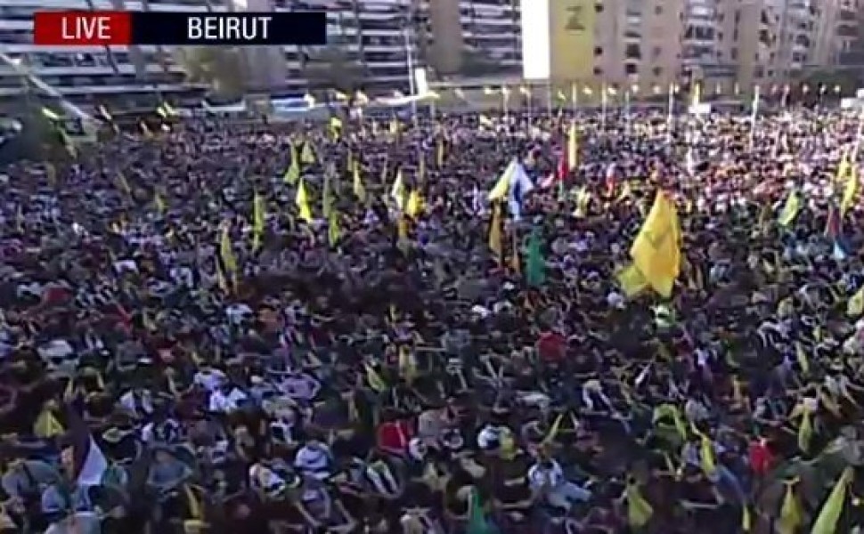 Πλήθος κόσμου περιμένει να ακούσει την ομιλία του ηγέτη της Χεζμπολάχ, Χασάν Νασράλα / Press TV