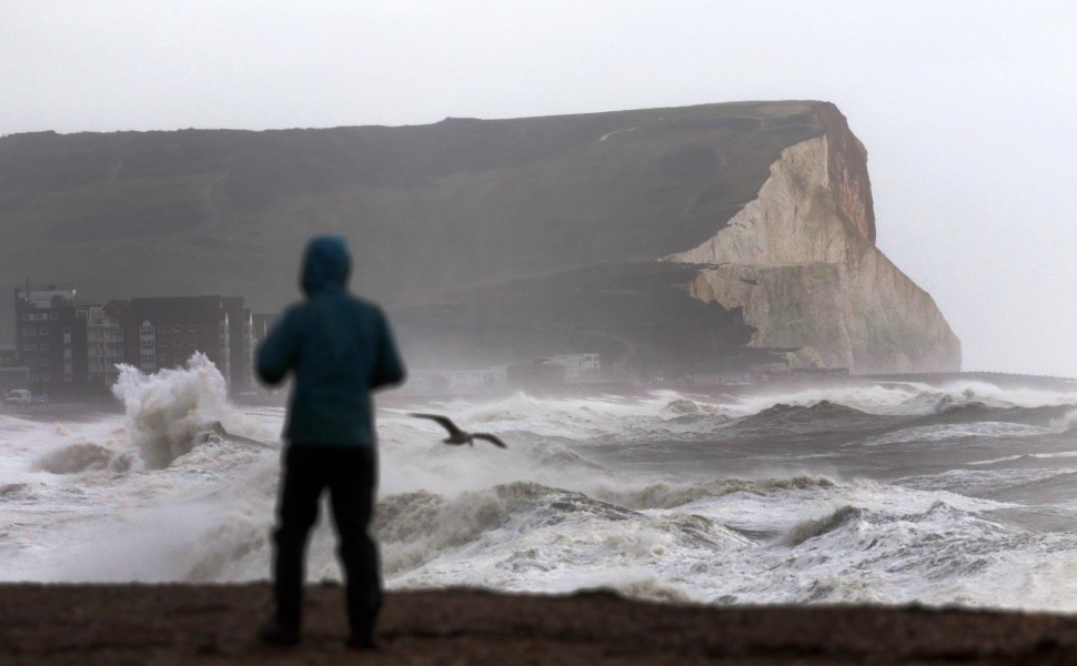 Η καταιγίδα Ciaran πλήττει με σφοδρότητα τη Βρετανία/φωτό EPA