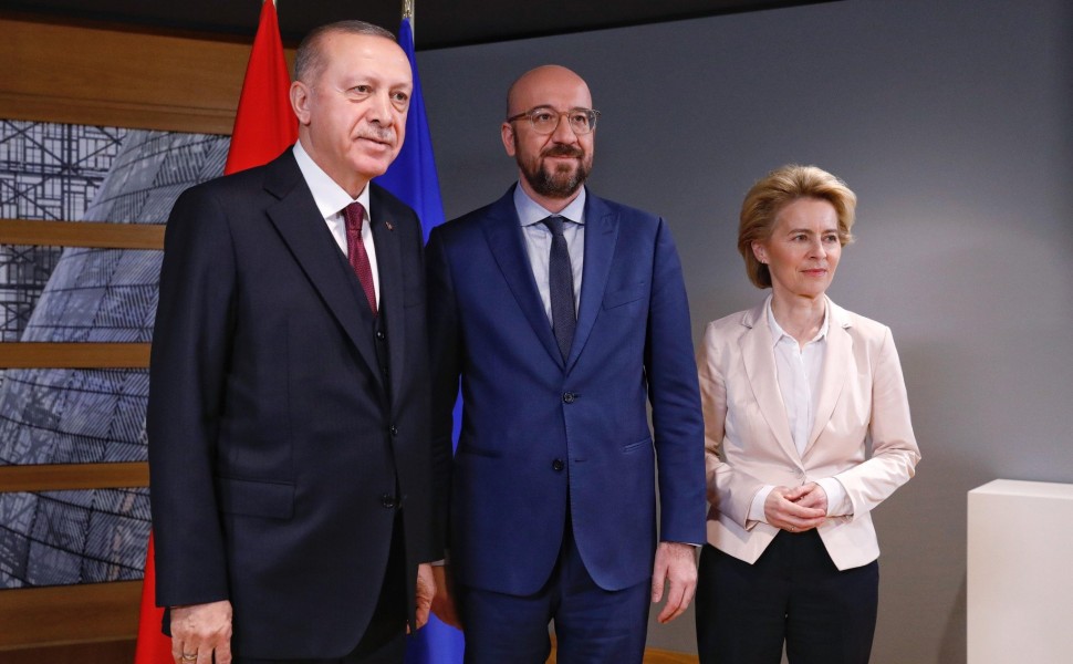 Ο Ρετζέπ Ταγίπ Ερντογάν με τον πρόεδρο του Ευρωπαϊκού Συμβουλίου, Σαρλ Μισέλ και την πρόεδρο της Κομισιόν, Ούρσουλα φον ντερ Λάιεν/φωτό αρχείου eurokinissi