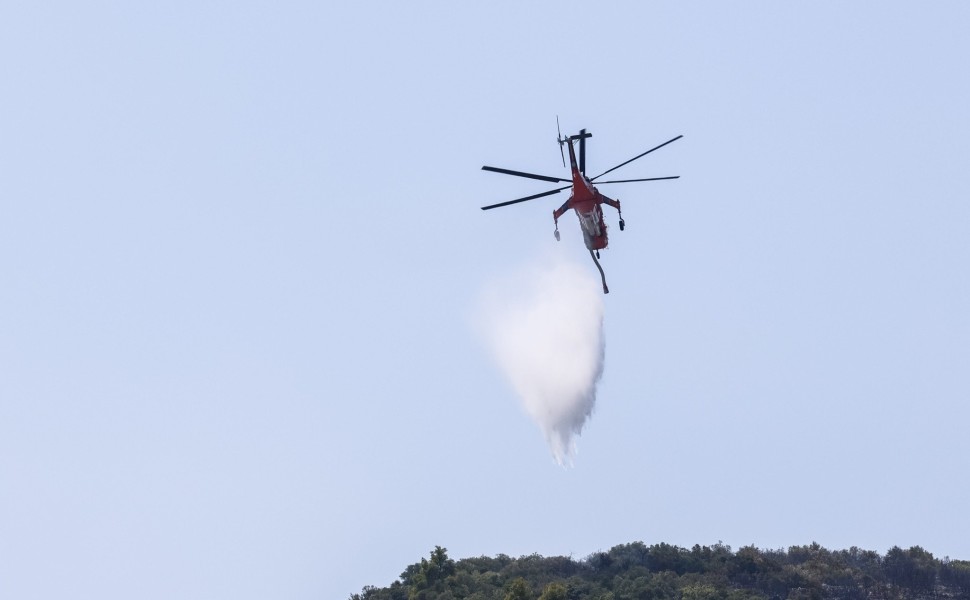 Εικόνα από ελικόπτερο που επιχειρεί σε φωτιά (φωτο αρχείου: Eurokinssi)