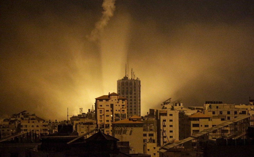 Εικόνα από ισραηλινούς βαμβαρδισμούς στη Γάζα (φωτο: ΑΠΕ-ΜΠΕ/EPA/MOHAMMED SABER)