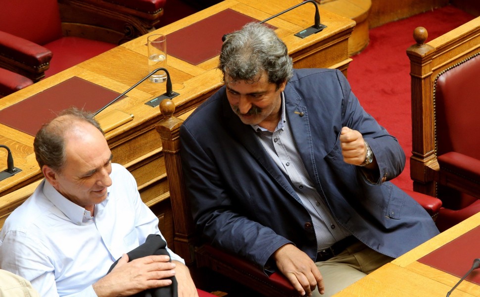 Ο Παύλος Πολάκης και ο Γιώργος Σταθάκης στη Βουλή (φωτο:  AΠΕ-ΜΠΕ/Παντελής Σαΐτας)