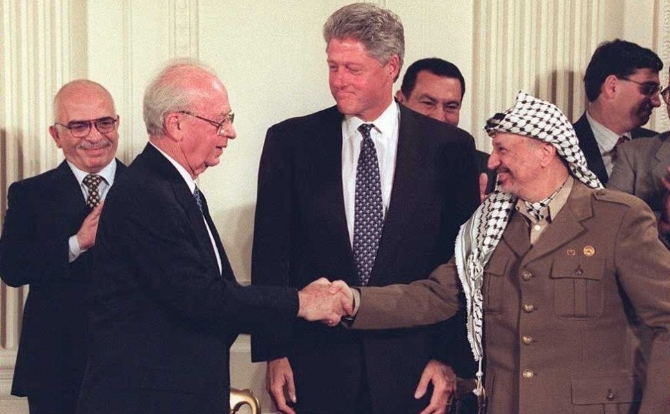Ράμπιν και Αραφάτ δίνουν τα χέρια υπό το βλέμμα του Κλίντον. Πίσω τους διακρίνονται ο βασιλιάς της Ιορδανίας, Χουσεΐν και ο Πρόεδρος της Αιγύπτου, Χόσνι Μουμπάρακ / EPA Files