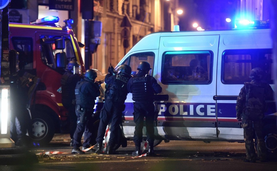 Μέλη των ειδικών δυνάμεων της γαλλικής αστυνομίας έχουν πάρει θέση έξω από το θέατρο «Μπατακλάν» / EPA