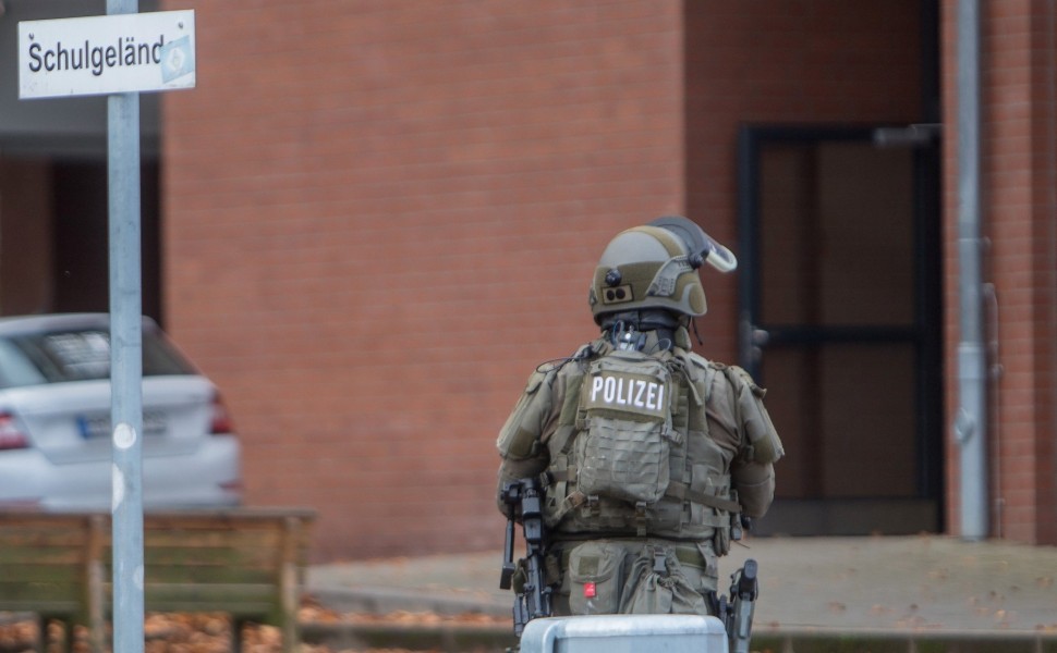 Αστυνομικός έξω από σχολείο στη Γερμανία / Αρχείο ΑΠΕ-EPA