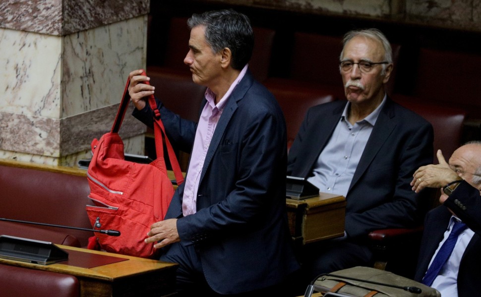 Ευκλείδης Τσακαλώτος και Δημήτρης Βίτσας στη Βουλή (φωτο: Eurokinissi)