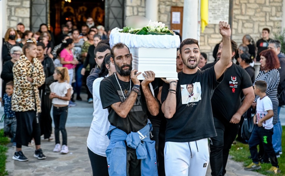 Εικόνα από την κηδεία του 17χρονου στην Αλίαρτο (φωτο: Eurokinissi)