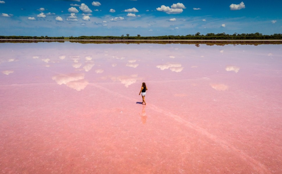 Pink lake/Unsplash