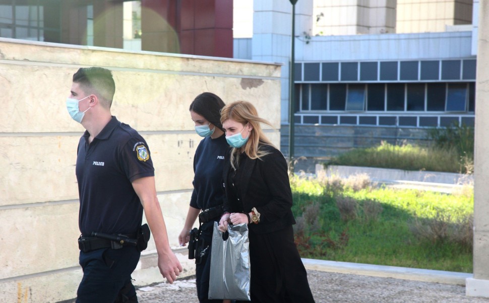 Η Ρούλα Πισπιρίγκου προσέρχεται στο Μικτό Ορκωτό Δικαστήριο της Αθήνας/φωτό αρχείου intime