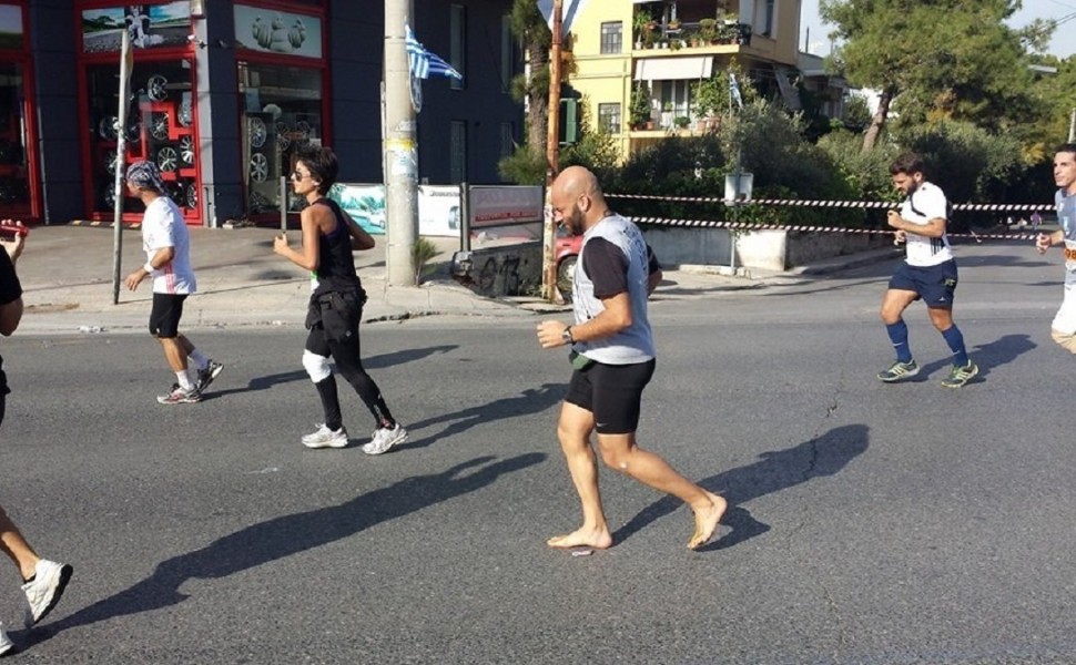 Ο Θάνος Τσάκλας τρέχει ξυπόλητος στον Μαραθώνιο του 2013 / Facebook