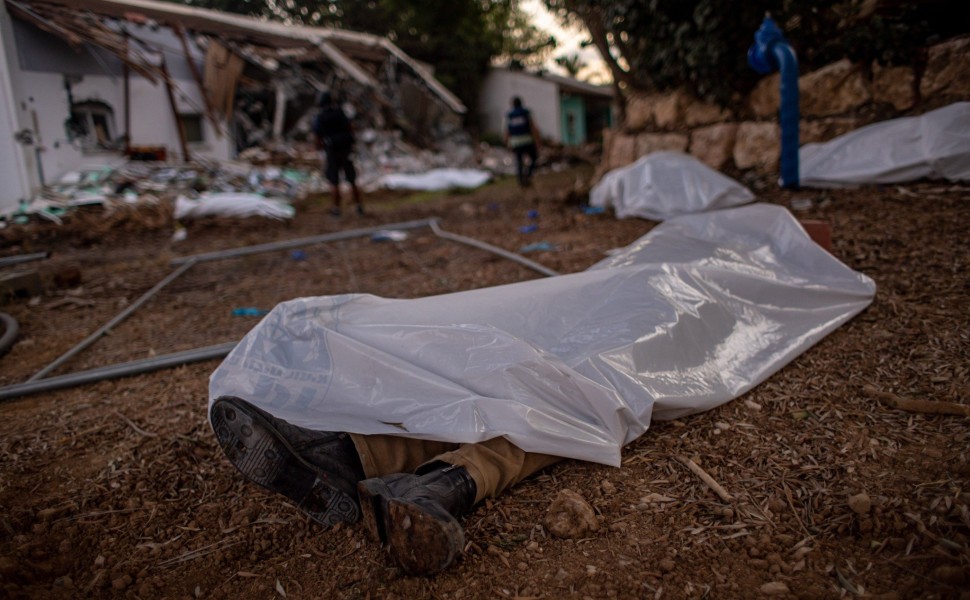 Εικόνα από πτώματα ανθρώπων μετά την τρομοκρατική επίθεση της Χαμάς στο Κιμπούτζ Μπεέρι (φωτο: ΑΠΕ-ΜΠΕ/EPA/MARTIN DIVISEK)