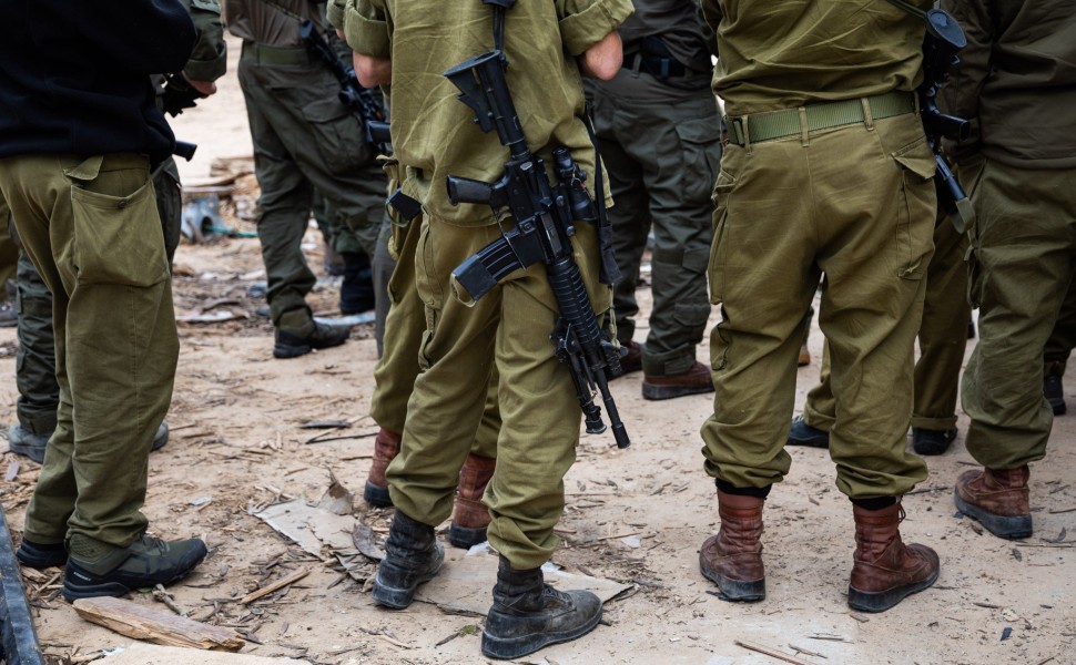 Εικόνα με Ισραηλινούς στρατιώτες στη Γάζα (φωτο: ΑΠΕ-ΜΠΕ/EPA/CHRISTOPHE PETIT TESSON)