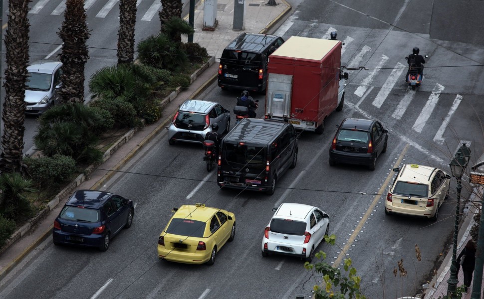 Εικόνα από οχήματα σε δρόμο της Αθήνας (φωτο: Eurokinissi)