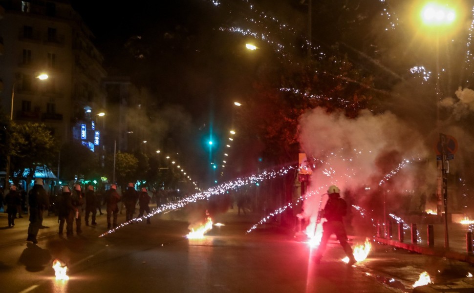 Εικόνα από τα επεισόδια στη Θεσσαλονίκη μετά το τέλος της πορείας για το Πολυτεχνείο (Eurokinissi)