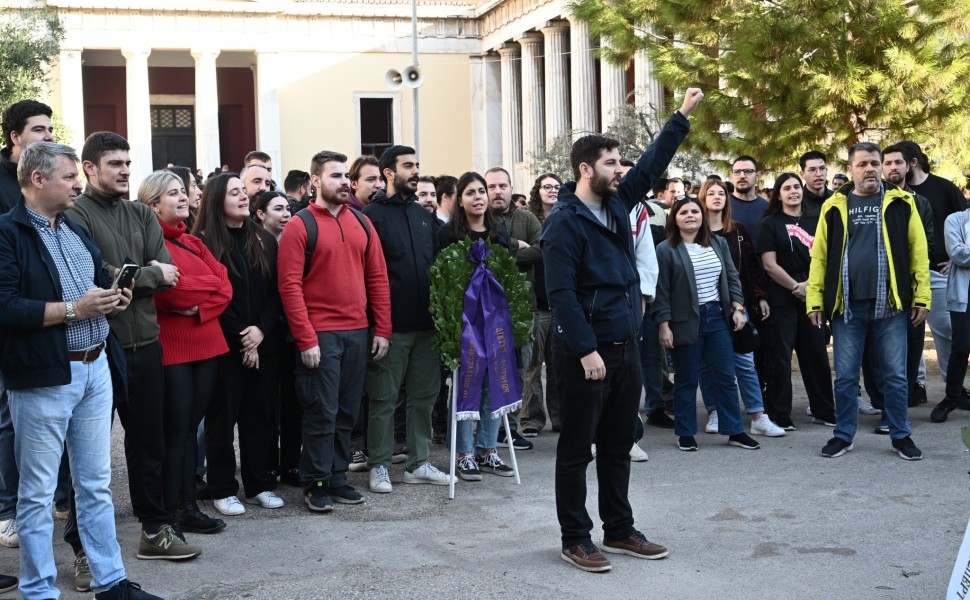 Στεφάνι κατέθεσε στο Πολυτεχνείο η Νεολαία ΣΥΡΙΖΑ / Eurokinissi