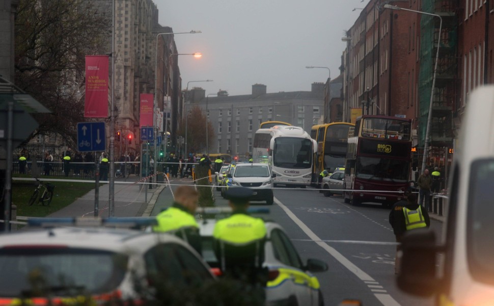 Εικόνα από το σημείο της επίθεσης στο Δουβλίνο (φωτο: ΑΠΕ-ΜΠΕ/EPA/MOSTAFA DARWISH)