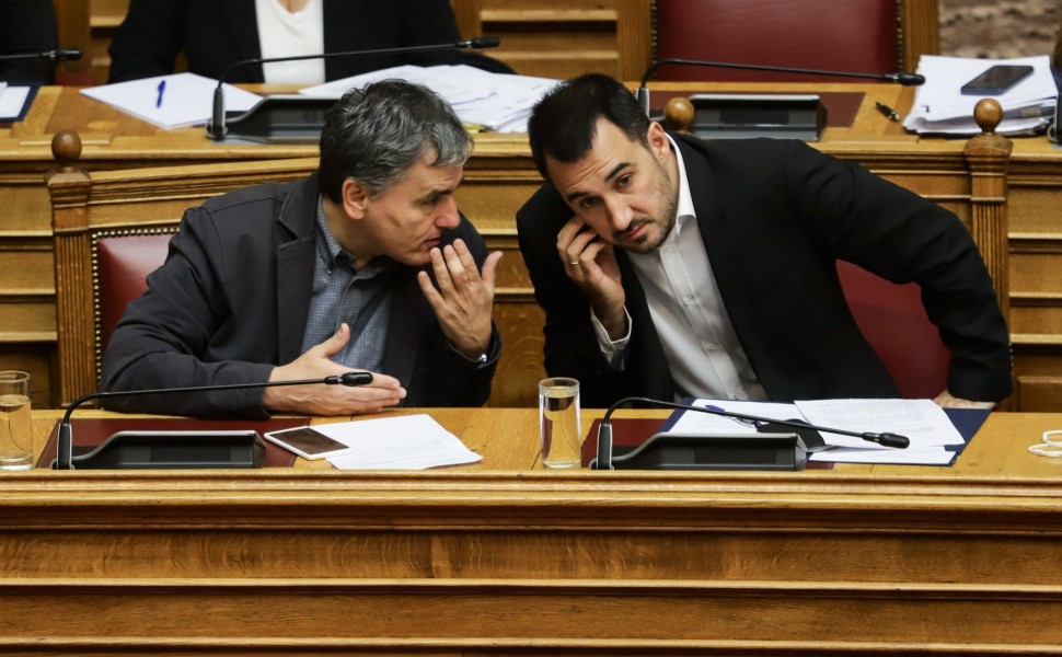 Οι Ευκλείδης Τσακαλώτος και Αλέξης Χαρίτσης στη Βουλή (φωτο: Eurokinissi)