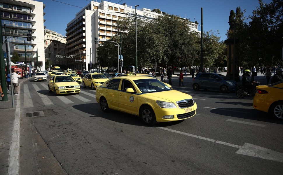 Ταξί στο κέντρο της Αθήνας (φωτο: Eurokinissi)