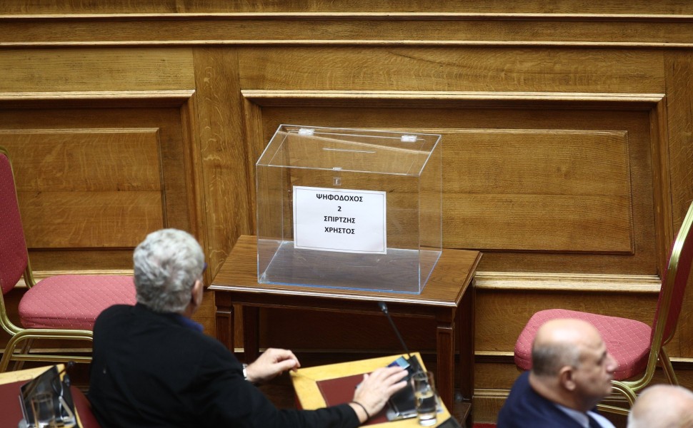 Εικόνα από τη Βουλή με τη διεξαγωγή ψηφοφορίας (φωτο: Εurokinissi)