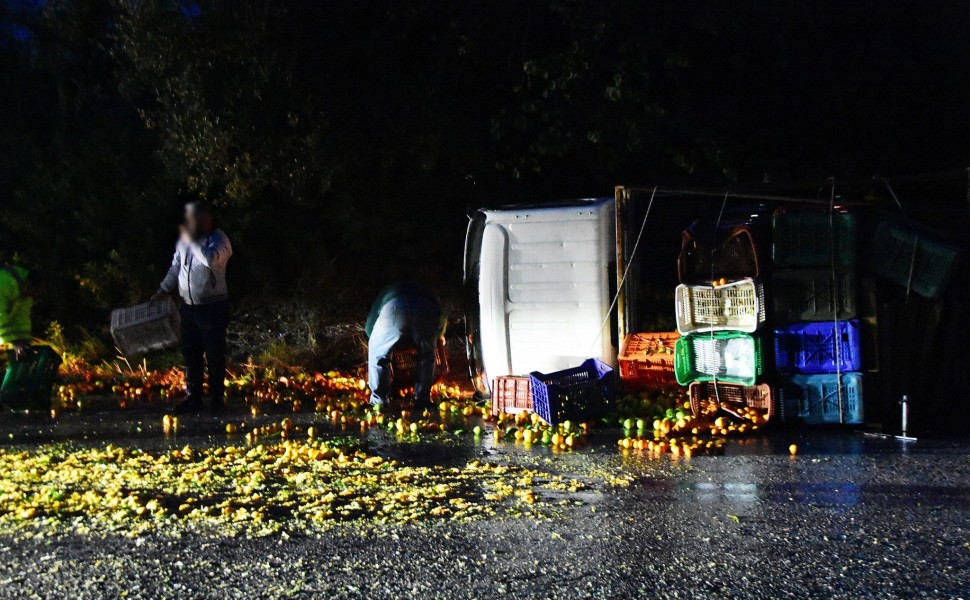 Ανατροπή αγροτικού με πορτοκάλια στα Δερβενάκια/φωτό eurokinissi