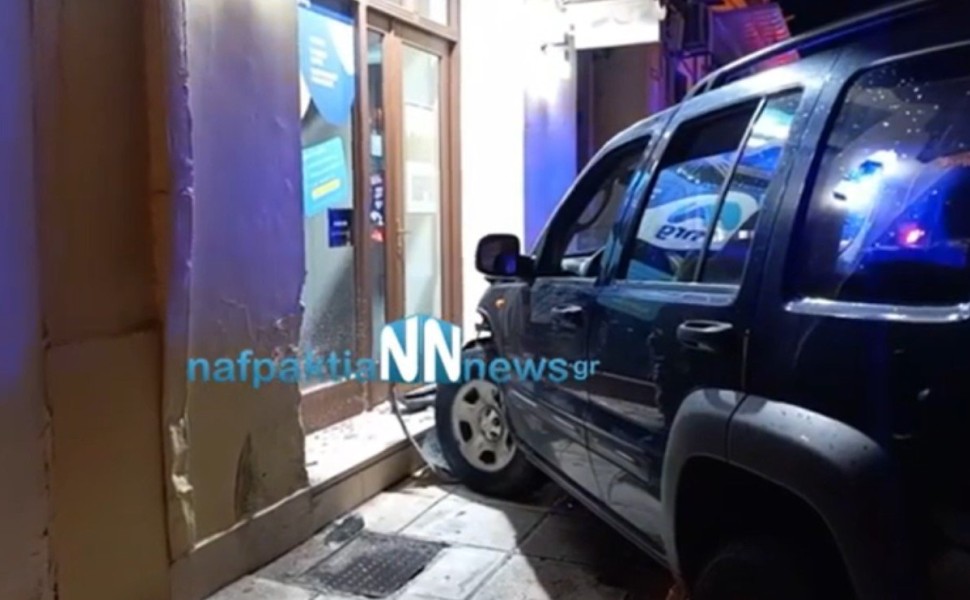 Ναύπακτος: Αυτοκίνητο «μπούκαρε» σε κατάστημα – Βίντεο