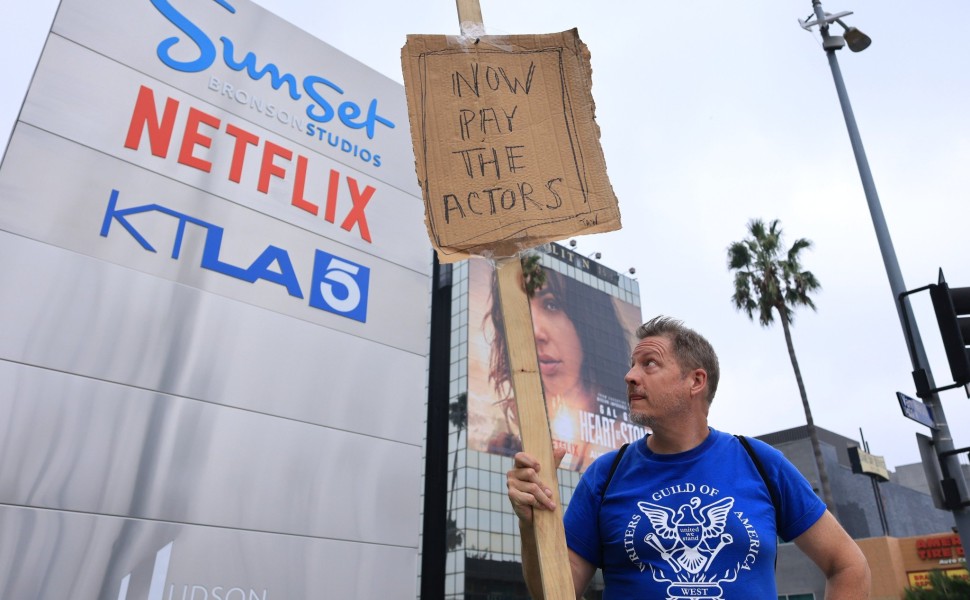 Φωτογραφία με ηθοποιό του Χόλυγουντ να κρατάει πανό σε διαμαρτυρία - ΑΠΕ / EPA