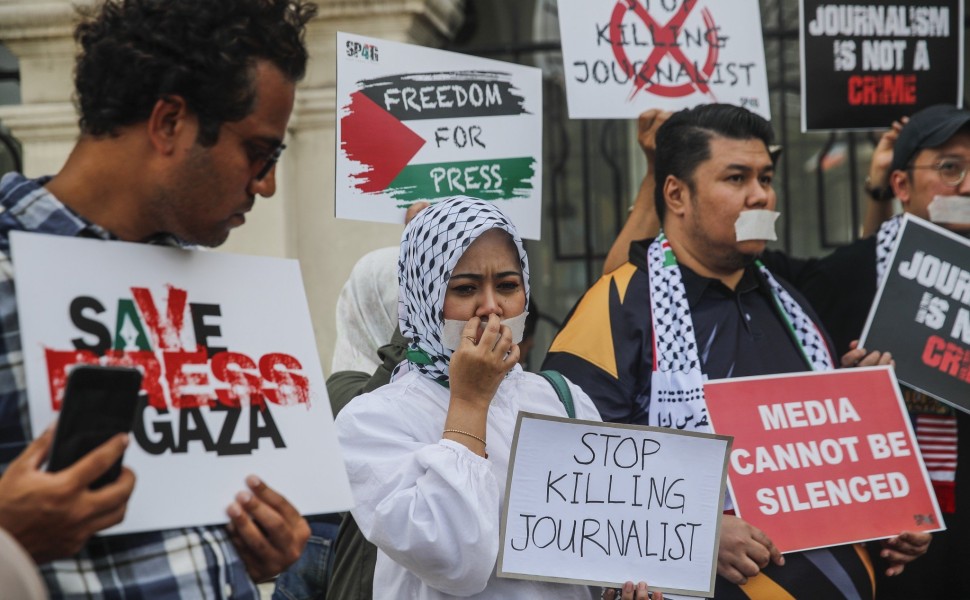 Διαδήλωση δημοσιογράφων στη Μαλαισία για τους θανάτους δημοσιογράφων στη Λωρίδα της Γάζας - Φωτογραφία ΑΠΕ / EPA