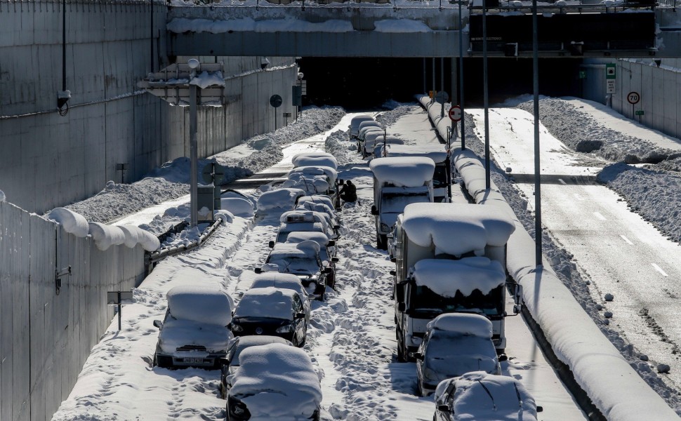 Αποκλεισμένα αυτοκίνητα στην Αττική Οδό λόγω σφοδρής χιονόπτωσης/φωτό αρχείου eurokinissi