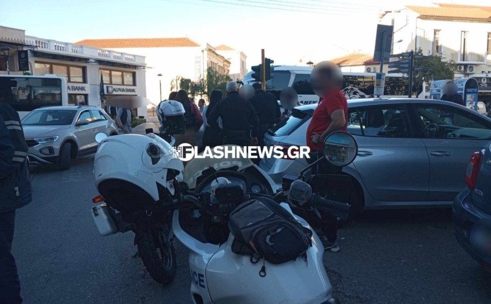 Αστυνομικές δυνάμεις στο σημείο, όπου βρέθηκε το παιδί κλειδωμένο στο αυτοκίνητο, στα Χανιά/φωτό flashnews
