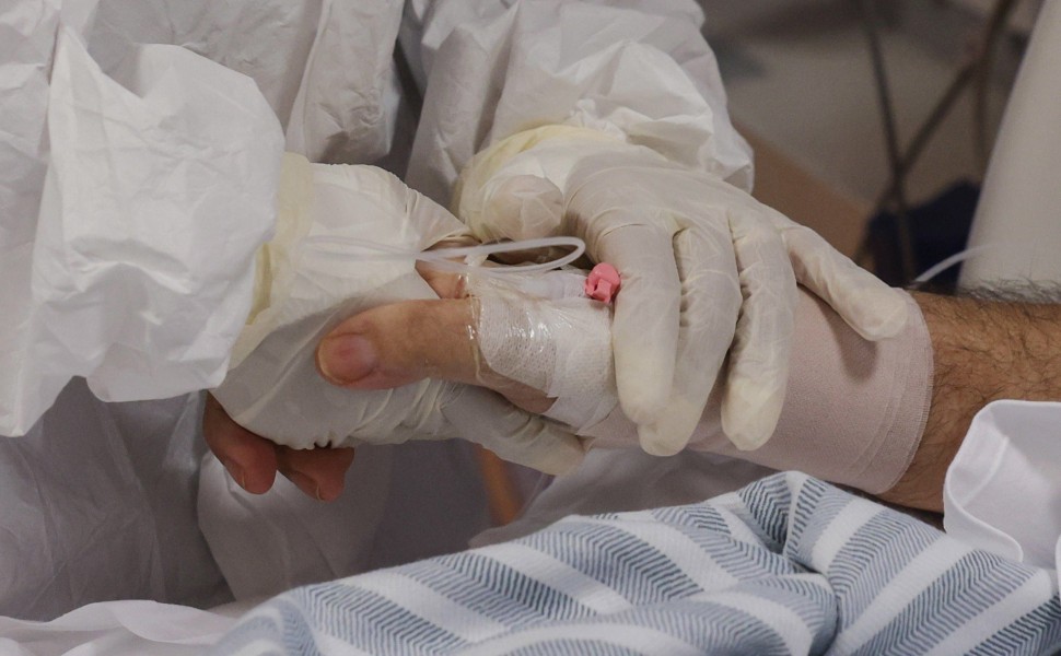 Φωτογραφία από ασθενή που του κρατάει το χέρι γιατρός στην Ιταλία / ΑΠΕ - EPA