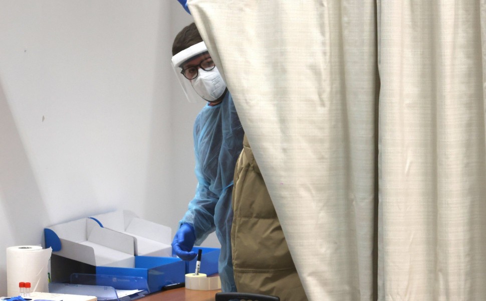 Γιατρός σε διαγνωστικό κέντρο COVID στην Ιταλία - Φωτογραφία ΑΠΕ / EPA
