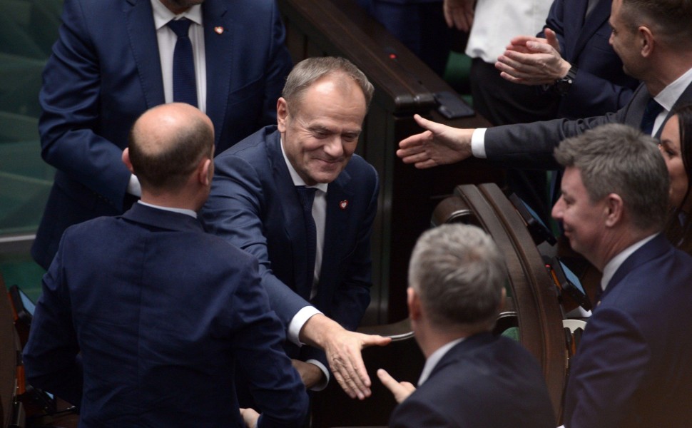 Ο Ντόναλντ Τουσκ δέχεται συγχαρητήρια στο κοινοβούλιο (φωτο: ΑΠΕ-ΜΠΕ/EPA/Marcin Obara)