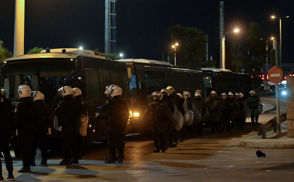 Αστυνομικές δυνάμεις έξω από το κλειστό γήπεδο «Μελίνα Μερκούρη», στου Ρέντη/φωτό intime
