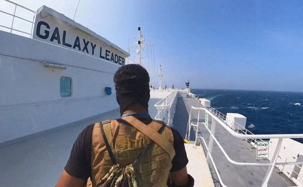 Μαχητής των Χούθι επάνω στο πλοίο Galaxy Leader στην Ερυθρά Θάλασσα / Reuters