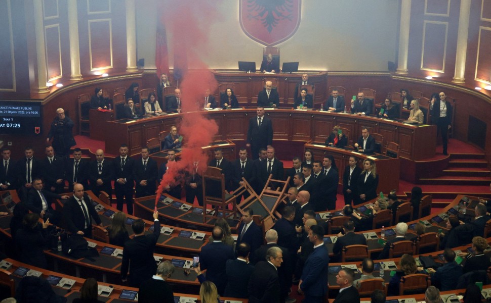 Σκηνές χάους στη συνεδρίαση της Αλβανικής Βουλής / Reuters