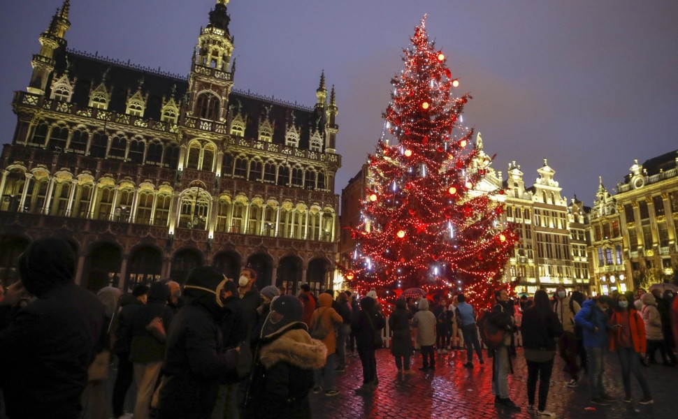Χριστουγεννιάτικο δέντρο σε κεντρική πλατεία στις Βρυξέλλες / Φωτογραφία ΑΠΕ - EPA