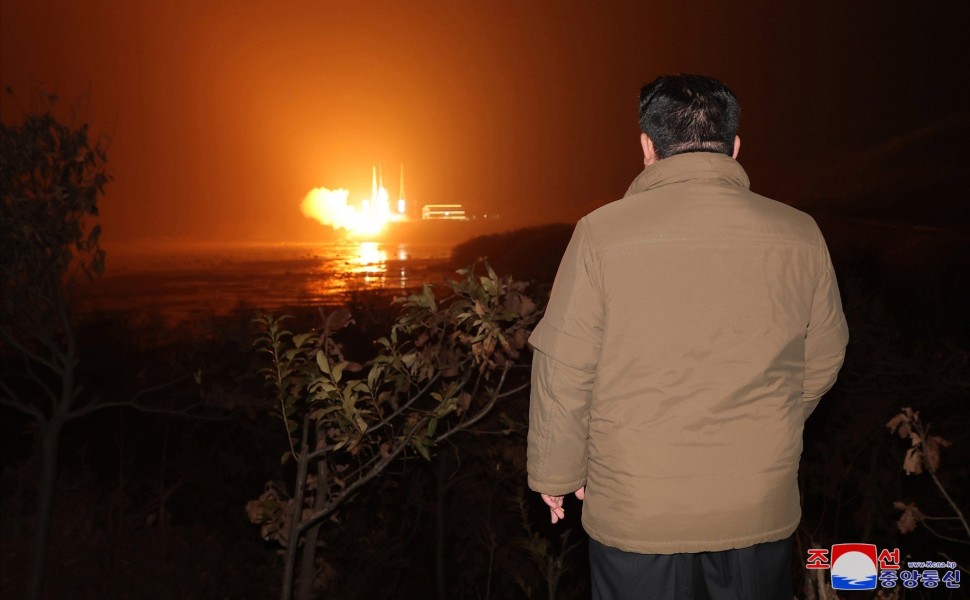 Ο Κιμ Γιονγκ Ουν παρακολουθεί την εκτόξευση πυραύλου / Φωτογραφία αρχείου ΑΠΕ - EPA