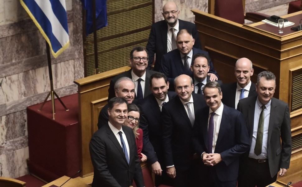 Ο πρωθυπουργός και μέλη της κυβέρνησης μετά από την ψήφιση του προϋπολογισμού / Intime